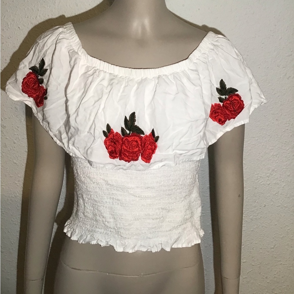 Guess Off shoulder women’s white embroidered crop top blouse size medium
